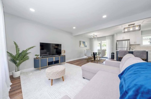 Elmhurst House | Private Patio & BBQ - Fireplace | LCP Collection