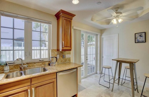 Colee Hammock House | Private Patio ~ Cali King Bed ~ Sleeps 10