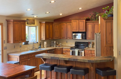 Zion National Park South Entrance Apartment | Private Patio, FIREPLACE, King beds, Walkable, right downtown!