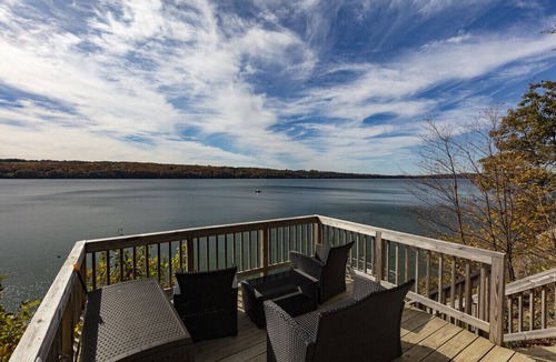 Skaneateles House | Private & Peaceful Renovated Skaneateles Lake Cottage- 200' private lakefront