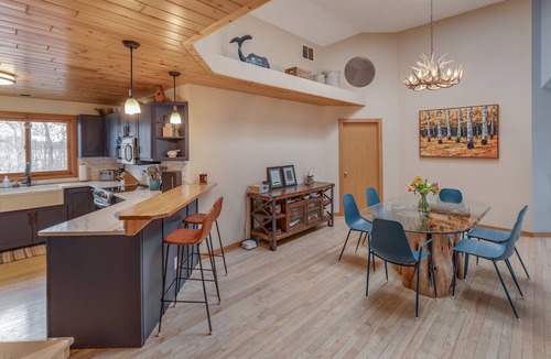 Baxter House | Private Peninsula With 3,000 Feet Of Lakeshore In The Heart Of Lake Country!