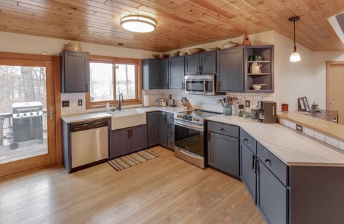 Baxter House | Private Peninsula With 3,000 Feet Of Lakeshore In The Heart Of Lake Country!