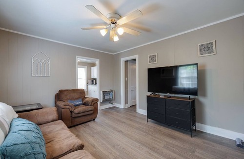 University District Cottage | Private Pet-Friendly Guesthouse