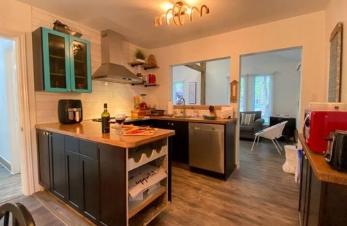 Plympton-Wyoming Cottage | Private Pickleball Court* Hot Tub*Steps from Beach