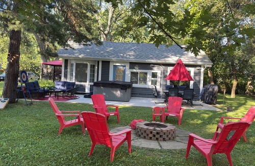 Plympton-Wyoming Cottage | Private Pickleball Court* Hot Tub*Steps from Beach