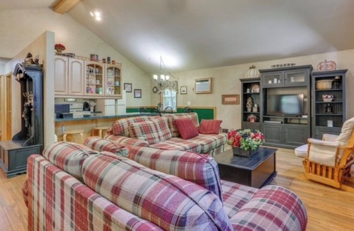 Lake Ariel House | Private Pocono Retreat The Hideout Sleeps 11