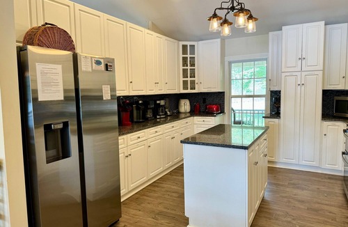 Bracey House | Private Point Lot! Jump Dock! Pool Table, Ping Ping! Partial Summer Weeks Avail!