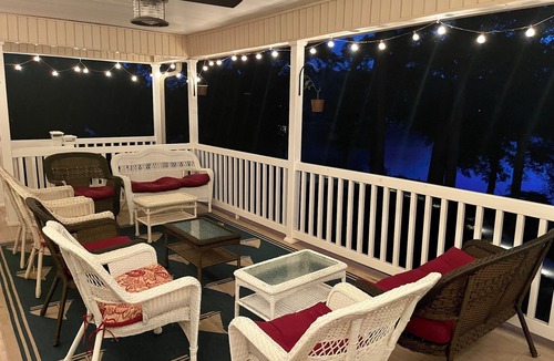 Bracey House | Private Point Lot! Jump Dock! Pool Table, Ping Ping! Partial Summer Weeks Avail!