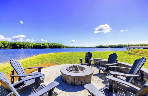 Mineral House | Private Pointe Lakefront Lake Anna Beach, Dock