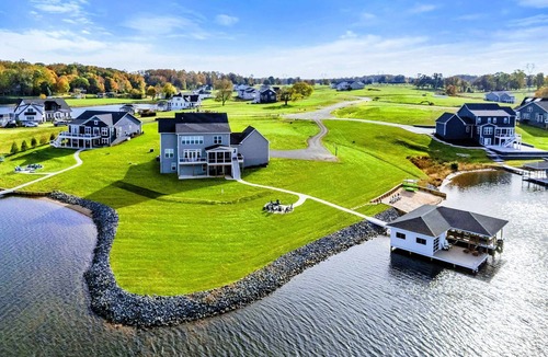 Mineral House | Private Pointe Lakefront Lake Anna Beach, Dock