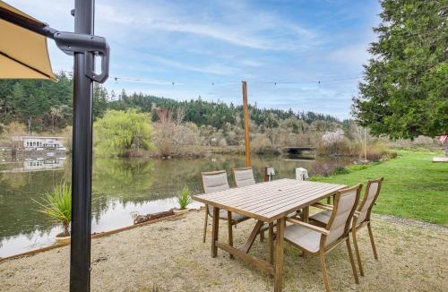 Oakland House | Private Pond & Dock! Cozy Cabin in Southern Oregon