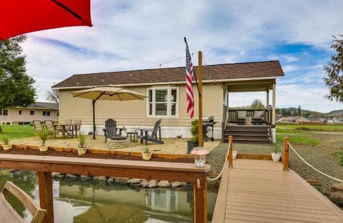 Oakland House | Private Pond & Dock! Cozy Cabin in Southern Oregon