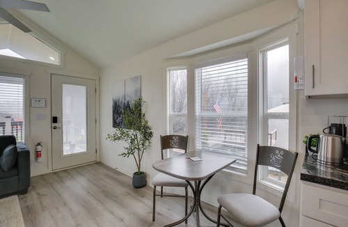 Oakland Cabin | Private Pond & Dock! Cozy Cabin in Southern Oregon