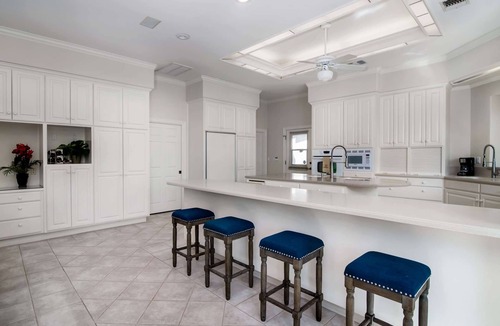 Lakeway House | Private Pool, BBQ, Hot Tub, Wrap-around Porch, Sun Room - 2 Homes and 2 Master Suites