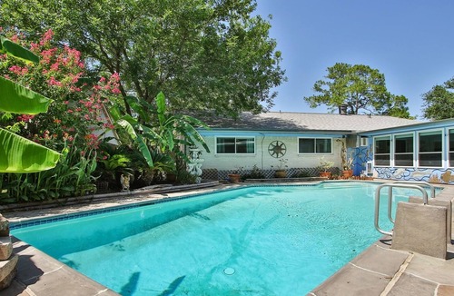 Spring Branch Central House | ✨Private Pool, City Oasis, King Suite, Hot Tub, & Bar✨