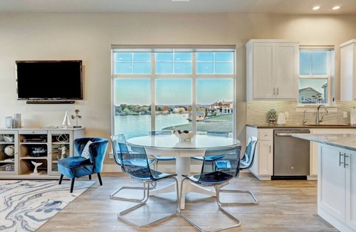 Kingsland House | Private Pool, Elevator, Kayaks, Pickleball, Golf, Fishing, Boat Rental, Sunsets!