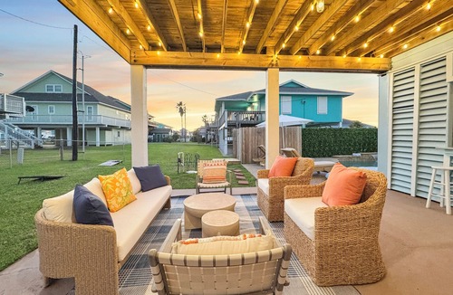 Port Bolivar House | Private Pool | Hot Tub | 4BD | 3min walk to beach
