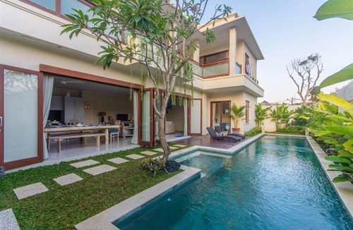 Dewi Sri Villa | Private Pool, Lush Greenery, Walk Distance to Beach, Fit for Large Group of 15!!