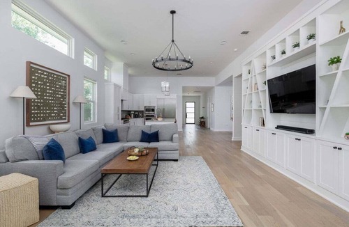 Galindo House | 🌵☀️Private Pool Luxury Retreat Near SoCo | 2 Living Spaces | South Austin Oasis