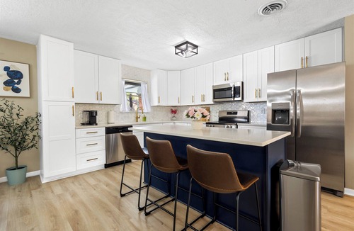 Southeast Houston House | Private Pool - Next to Hobby Airport and 15 min to NRG, Downtown, Med Center