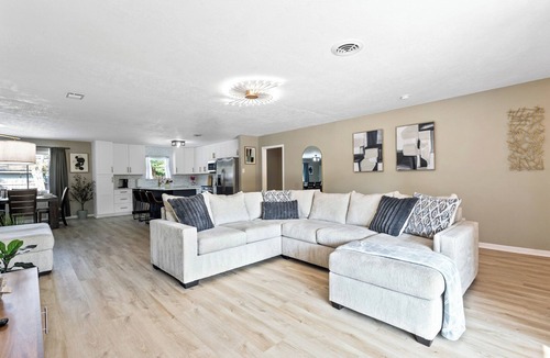 Southeast Houston House | Private Pool - Next to Hobby Airport and 15 min to NRG, Downtown, Med Center