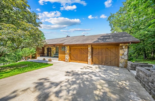 Branson House | Private Pool, On its own 2 acres, FirePit, Pinball