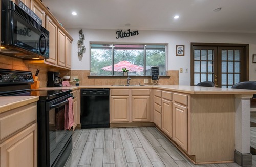 Woods of Shavano House | Private Pool Single Level 4BR 5 Beds 1 KING Tile Throughout