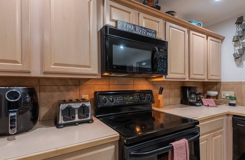 Woods of Shavano House | Private Pool Single Level 4BR 5 Beds 1 KING Tile Throughout