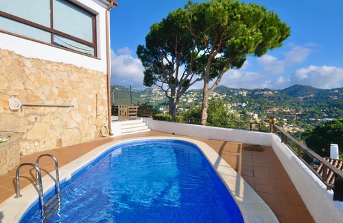 Lloret de Mar Cottage | Private Pool Villa near Cala Canyelles Beach, WiFi, A/C, Parking