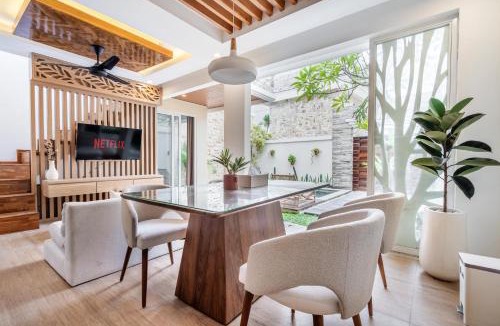 Tumbak Bayuh Villa | Private Pool Villa Arsy w Rooftop By Orivista