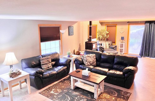 Lonergan House | Private property “A Wave From it All”. 2 minutes from the beach!