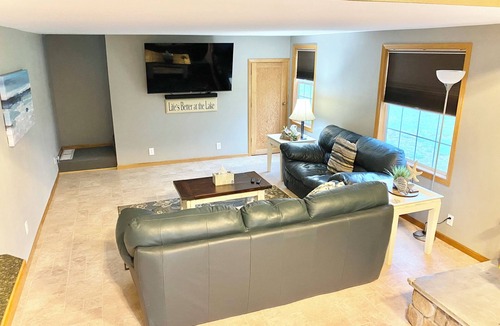 Lonergan House | Private property “A Wave From it All”. 2 minutes from the beach!