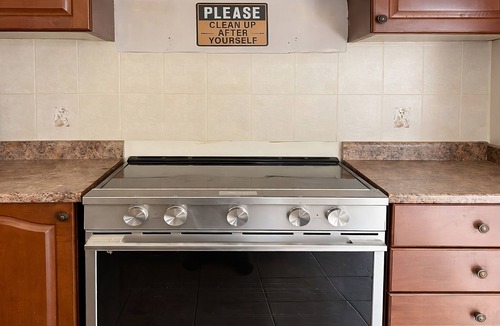 Brampton House | Private Queen Bed w/Mini Fridge, 2.5 Baths—Brampton Shared Home near GO Station!