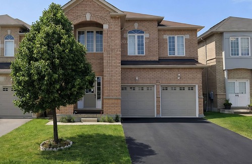 Mount Pleasant House | Private Queen Bed w/Walk-In Closet, 2.5 Baths—Brampton Shared Home nr GO Station