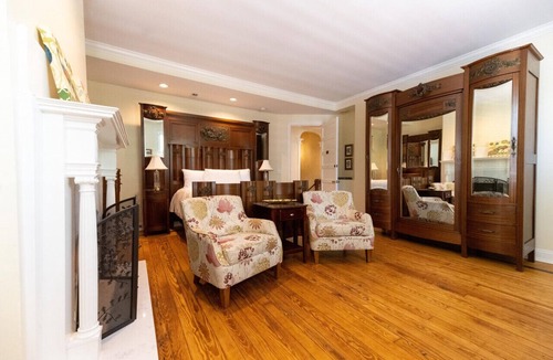 Edenton Bed & Breakfast | Private Queen Suite 2nd Floor Bed & Breakfast Historic District Downtown