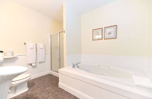 Edenton Bed & Breakfast | Private Queen Suite 2nd Floor Bed & Breakfast Historic District Downtown