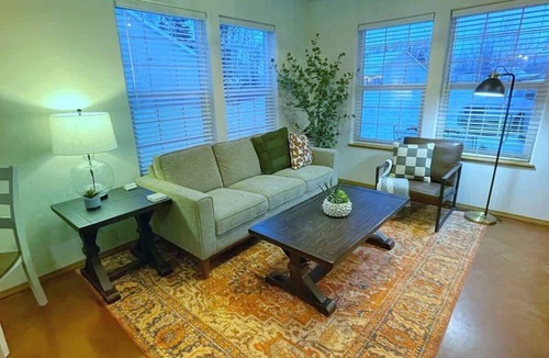 Palmer House | Private & Quiet! 2bd/2ba w/Laundry & Mt. Views!