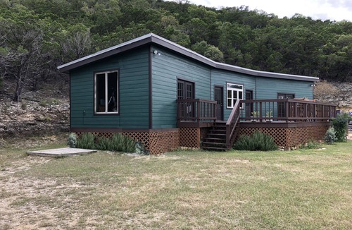 Pipe Creek House | Private | Quiet | Pet Friendly | Hot Tub | Bandera Texas