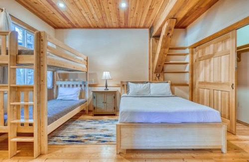 Anacortes Apartment | Private Ranch 2BR Cabin Retreat Sleeps 9