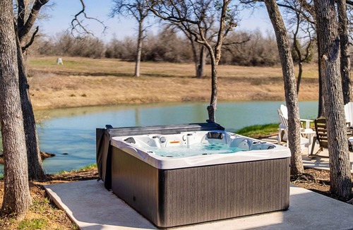 Elgin House | Private Ranch Estate near Austin; Hot Tub,Fire Pit