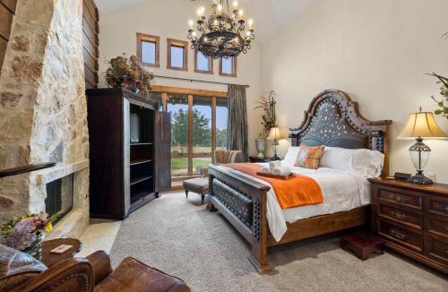 Bergheim House | Private Ranch - Pool - Ping Pong - Yoga - Weddings - Games