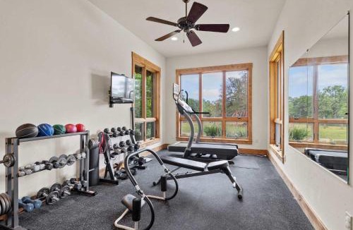 Bergheim House | Private Ranch - Pool - Ping Pong - Yoga - Weddings - Games