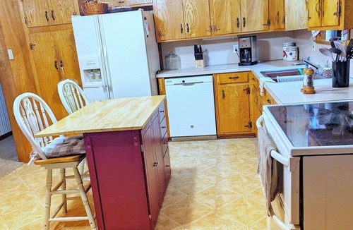 Silsbee House | Private Relaxing Escape - Cozy Jet Tub
