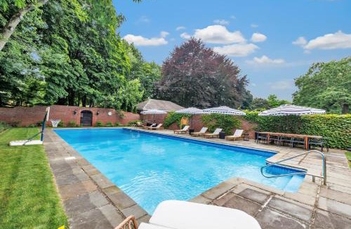 Fairfield House | Private Resort Mansion with Pool