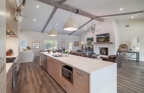 West Oak Hill House | PRIVATE RETREAT| Pool | Hot Tub | Fire Pit | 18 Beds |7 Bedrooms |6.5 Bath| Close to Downtn