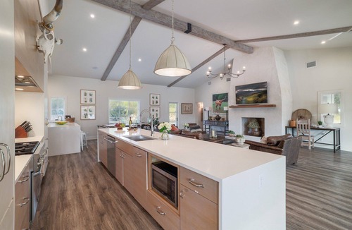 Austin House | PRIVATE RETREAT | Pool | Hot Tub | Fire Pit | 18 Beds |7 Bedrooms |6.5 Bath| Close to Downtn