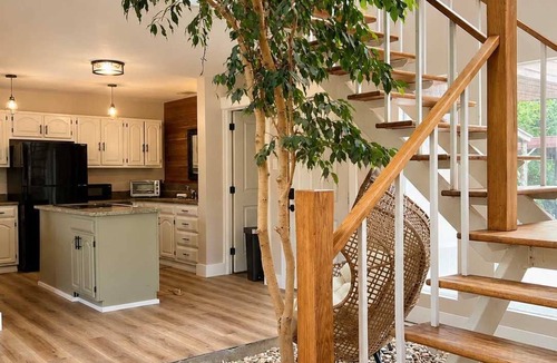 Cedar Creek House | Private Retreat w/Animals. Outdoor Fire pit/BBQ