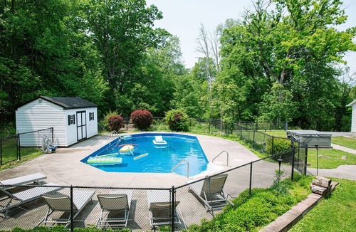 Warwick House | Private Retreat w/Pool, Hot Tub & Fire Pit, Perfect for Groups!