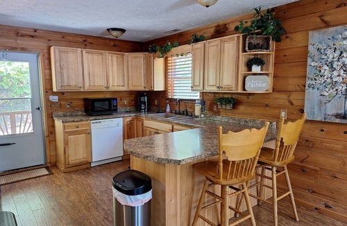 Cherokee House | PRIVATE RIVERFRONT 3 bed/2 bath house on the Oconaluftee River!