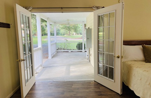 Lawrenceville Cottage | 🐎~Private Romantic Cottage #FarmStay-BabyGoats~🐎